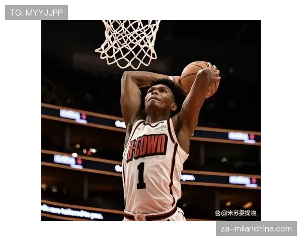 杰伦·格林无球跑动拉开空间，提升火箭外线进攻效率